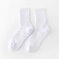 Weisse athletische Crew-Socken, dicke gekaemmte Baumwoll-Sportso-cken fuer Maenner Detail - Größen 39 bis 44 / Reinweiß