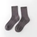 Detailansicht grauer Herren Sportsocken mit Frotteesohle und atmungsaktivem Mesh-Design für Komfort. - Größen 39 bis 44 / Dunkelgrau