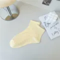 Einfarbige Damen Mittelsocken aus Baumwolle, minimalistische dünne Sommersocken. - Gelb