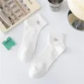 Herren weiße kurze Socken mit Knöchel Buchstabenstickerei atmungsaktive Baumwoll Sportsocken. - Einheitsgröße / Weiß