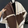 Bruin en wit colorblock franje sjaal sjaaltje, warme winter gezellige mode accessoire. - koffiekleur