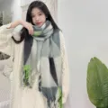 Detailaufnahme des warmen Mohair-Loop-Garn-Karoschals für Damen, kuschelig und schick. - Grün - Einfarbig