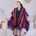 Vue détaillée du poncho cape en tricot coloré avec franges et volants, design ethnique élégant. - Tricot de style ethnique [violet]