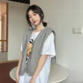 Casual knit shawl overlay with a white tee, perfect for office air conditioning and daily wear. - Cross Shawl / Gray