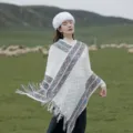 Poncho in maglia stile etnico da donna, scialle con frange e mantella da viaggio. - Bianco