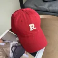 Clásica gorra de béisbol roja con bordado blanco R, ala curvada, estilo urbano casual. - Burdeos