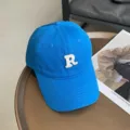 Gorra de béisbol azul con bordado de R blanca y ala curva en estilo retro casual. - Azul cielo