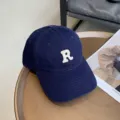 Gorra de béisbol azul oscuro clásica con letra R blanca bordada, ala curvada, estilo casual. - Azul Marino