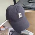 Gorra de béisbol gris oscuro con letra R bordada, visera curva estilo retro para uso diario. - Gris oscuro