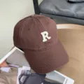 Gorra de béisbol marrón de algodón con logo R bordado, visera curva estilo vintage. - Café Oscuro