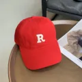 Gorra de béisbol roja con R bordada blanca, sombrero vintage de algodón con ala curva. - Rojo