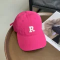 Gorra de béisbol rosa vibrante con bordado de letra R blanca, visera curva. - Rosa rojo