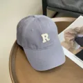 Gorra de béisbol gris clásica con parche bordado de la letra R y visera curvada. - Gris claro