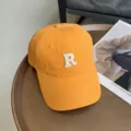 Gorra de béisbol clásica de algodón amarillo con logo R bordado, estilo retro casual. - Amarillo tierno