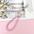 Roze gevlochten lederen sleutelhanger met zilveren metalen hardware en karabijnhaak. - Omwikkeld Lederen Touw / Roze