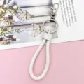 Witte gevlochten lederen sleutelhanger met metalen ring en karabijnhaak voor autosleutels. - Omwikkeld Lederen Touw / Wit