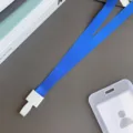 Blauwe lanyard met witte plastic gesp en transparante id-kaarthouder voor werkidentificatie. - Saffierblauw