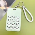 Schattige groene panda houder met wit koord en kunststof schuifhoes voor studenten- en ID-passen. - Zittende Panda's / Wit Koord