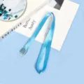 Cordón azul de poliéster con conector de metal para soporte de tarjeta de identificación ID - Cordón Largo Envuelto en Oro Azul Claro