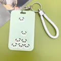 Lindo tarjetero de panda con cordón trenzado blanco tarjetero de plástico para estudiantes y oficina. - Pandas Apilados / Cordón Blanco