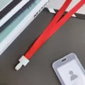 Rode lanyard met witte kunststof gesp en transparante id-kaartouder voor kantoor. - Rood