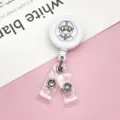 Intrekbare badgehouder met schattig arts-cartoonontwerp en duurzame dubbele riemdrukkers. - Wit / Dubbele Leren Band Rugclip
