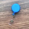 Blauwe uittrekbare badgehouder rolclip ID kaarthouder voor kantoor expositie en verpleegkundigen. - Lichtblauw doorschijnende uittrekbare badgehouder (Riemclip-model)