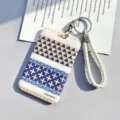 Portatarjetas geométrico con cordón trenzado blanco funda para credencial llavero - Cruz + Cordón Blanco