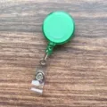 Groene intrekbare badgehouder met metalen clip en transparante band voor kaarten - Donkergroen doorschijnende uittrekbare badgehouder (Riemclip-model)