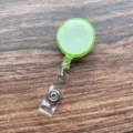 Groene uitrekbare badgehouder met metalen clip en doorzichtige band voor ID-kaarten. - Licht doorschijnend groene jojo-badgehouder (Met riemclip)