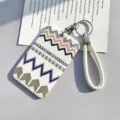 Portatarjetas con cordón trenzado blanco y patrón de chevrón, ideal para estudiantes y oficina. - Línea Ondulada Triángulo Púrpura + Cordón Blanco