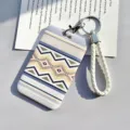 Tarjetero con patrón geométrico y llavero con correa trenzada blanca para estudiantes y oficina. - Diamantes Múltiples + Cordón Blanco
