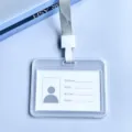 Transparante horizontale badgehouder met grijs koord, duurzame plastic kaarthouder voor kantoor of school. - Horizontale heldere PP ID-houder / Grijs