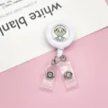 Intrekbare badgehouder met verpleegsterontwerp en dubbele doorzichtige bandjes voor kantoor. - Vrouwelijke Chirurg / Dubbele Leren Band Rugclip