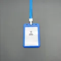 Blauer Ausweishalter aus Kunststoff mit Umhängeband für Mitarbeiterausweise im Büro - Mit Lanyard / Dunkelblau