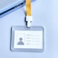 Transparante horizontale ID-kaart houder met gele koord, dikke dubbelzijdige beschermer. - Horizontale heldere PP ID-houder / Geel