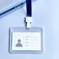Transparante horizontale id-badgehouder voorzien van blauw koord en inzetkaart voor medewerkers. - Horizontale heldere PP ID-houder / Marineblauw