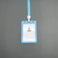 Blauer Plastik Ausweishalter mit Umhängeband Variante für Mitarbeiter und Schülerausweise. - Mit Lanyard / Hellblau