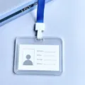 Transparante horizontale ID-kaartouder met blauw koord, dikke dubbelzijdige badgehoes voor pasjes. - Saffierblauw
