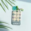 Tarjetero protector con llavero colorido, elegante patron floral para estudiantes y uso diario. - Estilo de Rombos LUCKY / Cierre Verde (Acrílico Redondo)