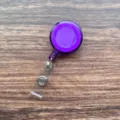 Paarse intrekbare badgehouder met heldere riem en metalen drukknoop voor ID-kaarten. - Donkerpaarse doorschijnende intrekbare badgehouder (Met riemclip)