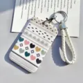 Lindo tarjetero con corazones coloridos, correa de muñeca trenzada, ideal para tarjetas y llaves. - Corazones Coloridos + Cordón Blanco