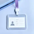 Transparante horizontale ID-kaart houder met paarse lanyard voor studenten en medewerkers badges. - Paars