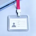 Transparante horizontale kaarthouder met roze koord voor pasjes en identificatiekaarten. - Rozerood