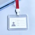 Transparante horizontale ID-houder met rood koord voor studenten en werknemers badges. - Rood