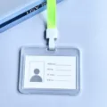 Transparante horizontale ID-kaartouder met felgroene lanyard en blanco naamkaartje. - Fluorescerend Groen