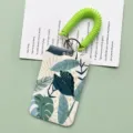 Grüner Kartenhalter mit botanischem Blattmuster und hellgrünem Spiralband für den Alltag. - Grüne Pflanze / Grünes Federseil