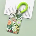 Grüne Pflanzenmuster Kartenhülle mit Federarmband für Studentenausweis und Busticket im Alltag. - Buntes Pflanzenmuster / Grünes Federseil