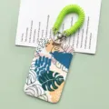 Ausweishülle mit botanischem Print und grünem Spiralband, ideal für Schüler und Pendler. - 4-Blatt Monstera / Grünes Federseil
