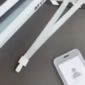 Witte lanyard met ID-kaartouder en geïntegreerde gesp voor kantoor en dagelijks gebruik. - Grijs